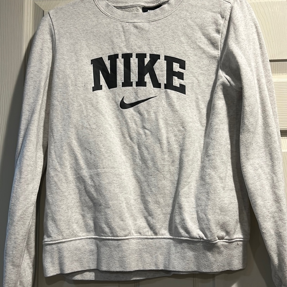 light gray nike sweatshirt
